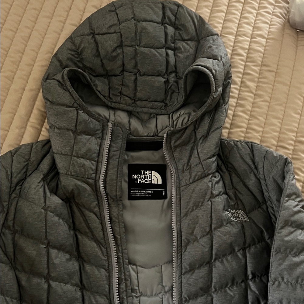 The North Face women’s Gray Hooded Jacket. Thermal. Like new